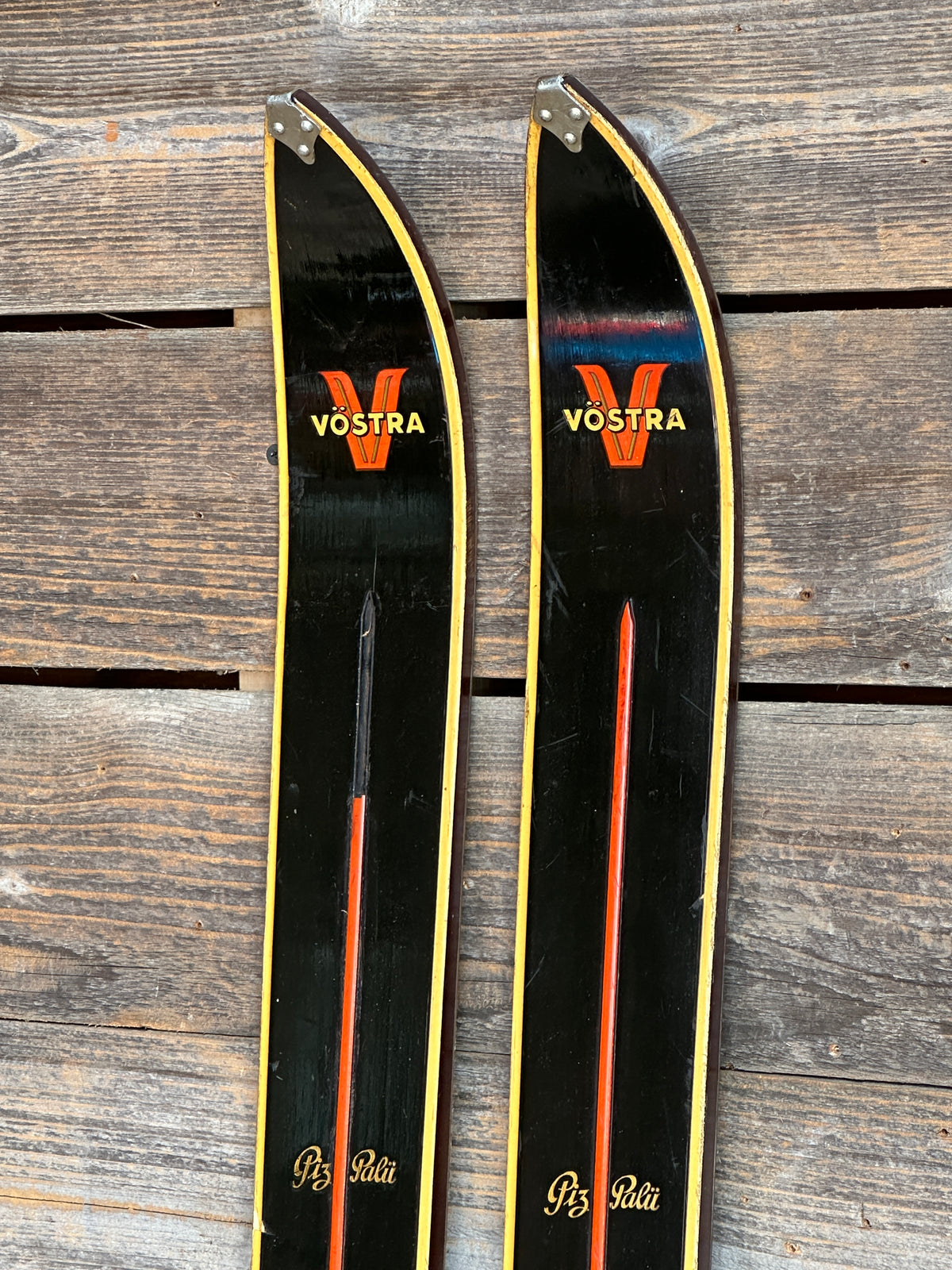 Antique Vostra skis