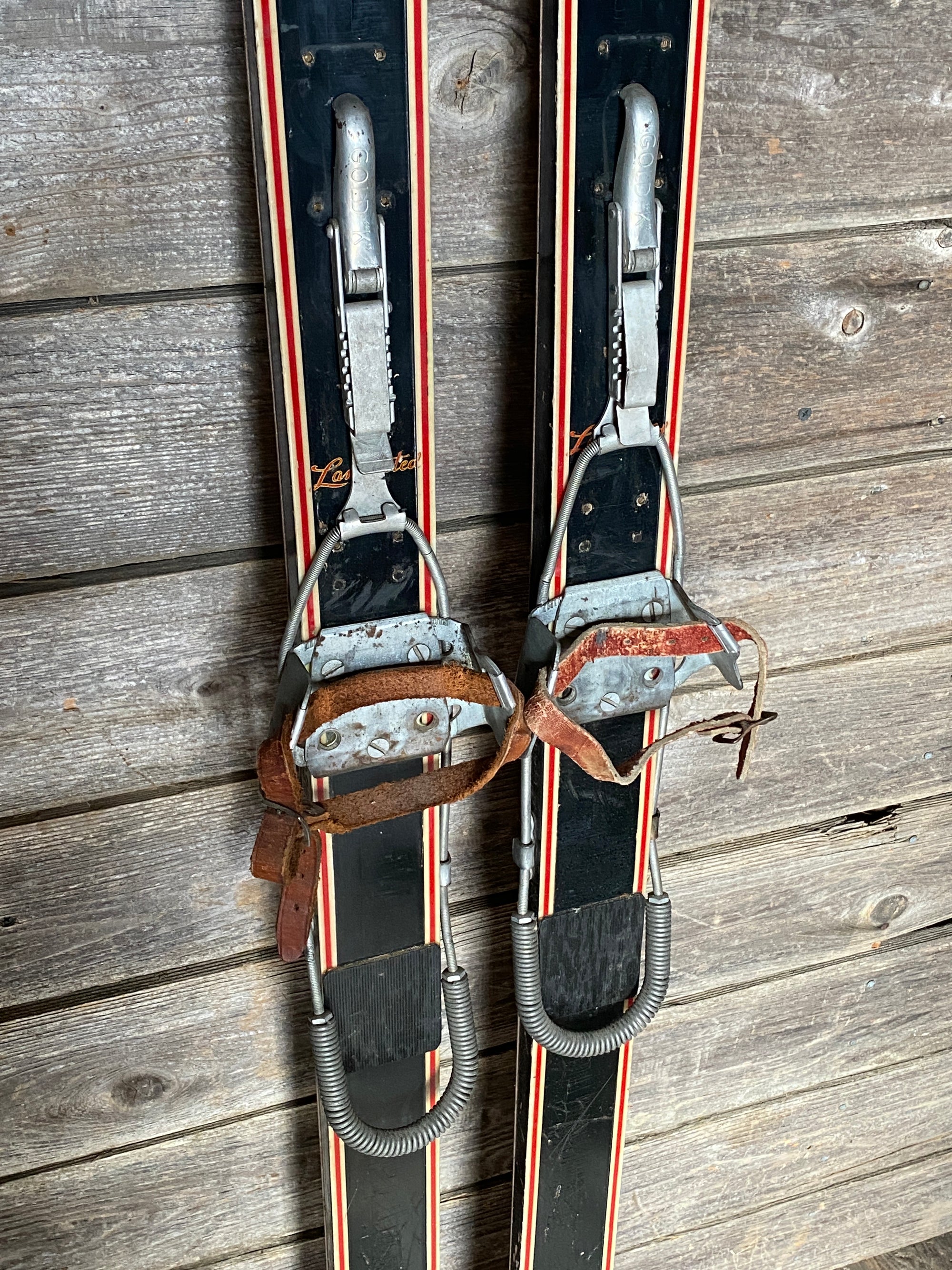 Paire de skis vintage en bois anciens avec les chaussures - Antiquités Paire de skis vintage en bois anciens avec les chaussures - Antiquités